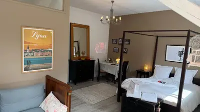 Un ou plusieurs lits dans un hébergement de l'établissement Chambre Univers Bocuse - à 200 m de la Légende