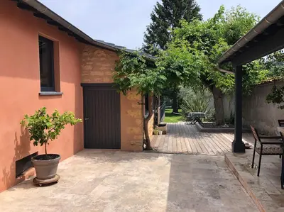 Jardin de l'établissement Chambre Univers Bocuse - à 200 m de la Légende