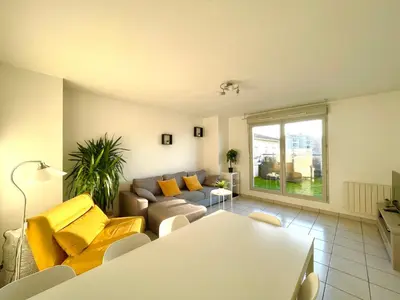 Coin salon dans l'établissement BnGo I Immense RoofTop Lyon I 2 chambres, 4 places parkings, 2 immenses terrasses, 8 personnes