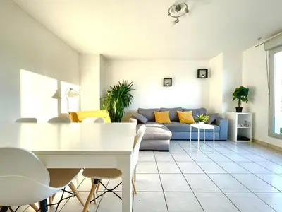 Coin salon dans l'établissement BnGo I Immense RoofTop Lyon I 2 chambres, 4 places parkings, 2 immenses terrasses, 8 personnes