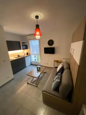 Cuisine ou kitchenette dans l'établissement Studio Chic Little Bohême proche hôpitaux, 15 mn du centre