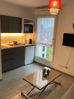 Cuisine ou kitchenette dans l'établissement Studio Chic Little Bohême proche hôpitaux, 15 mn du centre