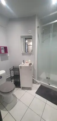 Salle de bains dans l'établissement Chambres privées dans maison avec jardin-Proche LDLC-Groupama Stadium-Eurexpo