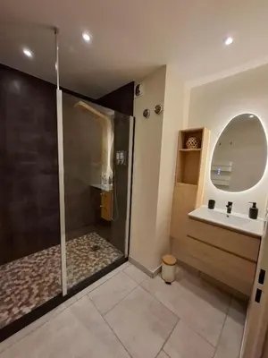 Salle de bains dans l'établissement Le Refuge Bohème - Centre des Congrès