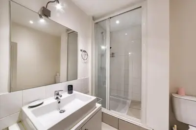 Salle de bains dans l'établissement All in Lyon | Un havre de paix au cœur de Lyon