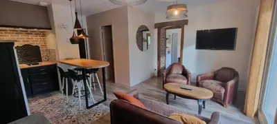 Télévision ou salle de divertissement dans l'établissement Le Refuge du Bugey