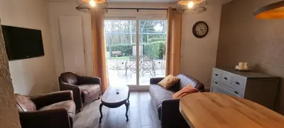Télévision ou salle de divertissement dans l'établissement Le Refuge du Bugey