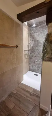 Salle de bains dans l'établissement Le Refuge du Bugey