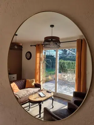 Coin salon dans l'établissement Le Refuge du Bugey