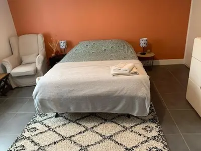 Un ou plusieurs lits dans un hébergement de l'établissement chambre indépendante chez particuliers avec salle de bain privative