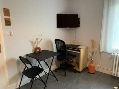 Télévision ou salle de divertissement dans l'établissement chambre indépendante chez particuliers avec salle de bain privative
