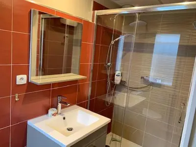 Salle de bains dans l'établissement chambre indépendante chez particuliers avec salle de bain privative