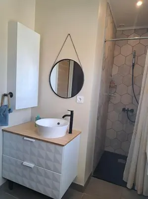 Salle de bains dans l'établissement Studio dans maison avec jardin et balcon, au calme