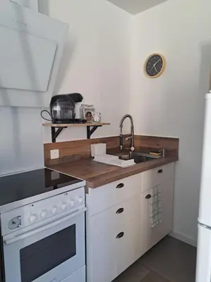 Cuisine ou kitchenette dans l'établissement Studio dans maison avec jardin et balcon, au calme