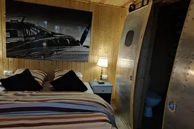 Un ou plusieurs lits dans un hébergement de l'établissement Cottage romantique, son jacuzzi privatif, piscine