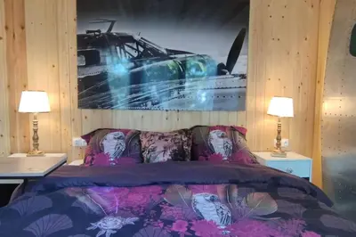 Un ou plusieurs lits dans un hébergement de l'établissement Cottage romantique, son jacuzzi privatif, piscine