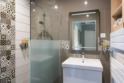 Salle de bains dans l'établissement Le Petit Rocher