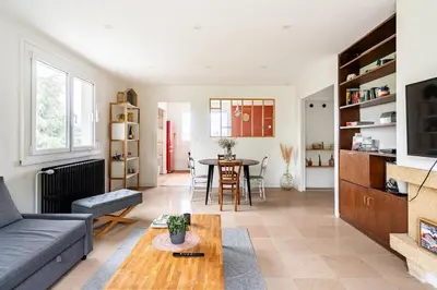 Télévision ou salle de divertissement dans l'établissement La Villa Tome , Appartement dans maison individuelle, piscine