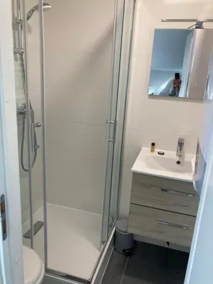 Salle de bains dans l'établissement Studio cocooning et refait à neuf. Lyon 06