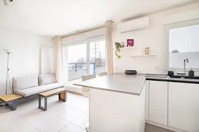 Cuisine ou kitchenette dans l'établissement Appartement T2 neuf - Grande Terrasse de 25m2