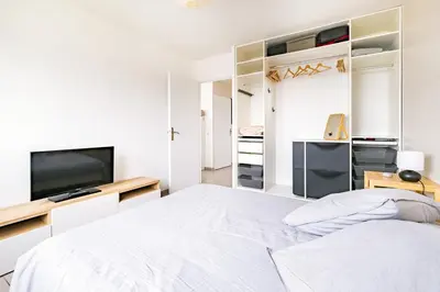Télévision ou salle de divertissement dans l'établissement Appartement T2 neuf - Grande Terrasse de 25m2