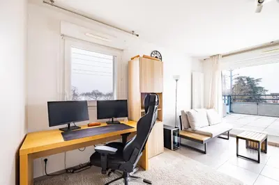 Télévision ou salle de divertissement dans l'établissement Appartement T2 neuf - Grande Terrasse de 25m2