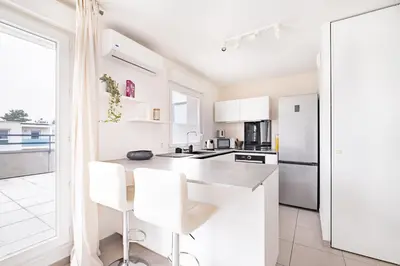 Cuisine ou kitchenette dans l'établissement Appartement T2 neuf - Grande Terrasse de 25m2