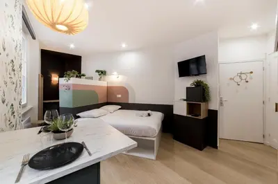Télévision ou salle de divertissement dans l'établissement All in Lyon | Studio confortable | métro Garibaldi