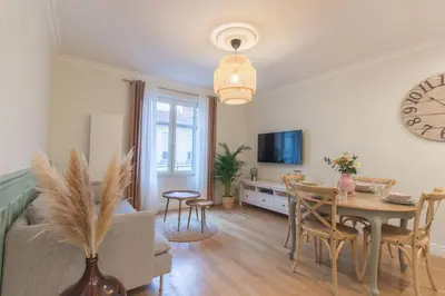 Télévision ou salle de divertissement dans l'établissement T3 rénové 10min gare Part dieu - Quartier typique