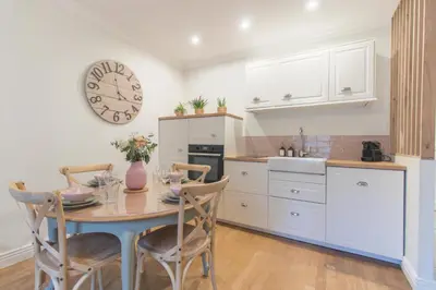Cuisine ou kitchenette dans l'établissement T3 rénové 10min gare Part dieu - Quartier typique