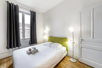 Un ou plusieurs lits dans un hébergement de l'établissement All in Lyon | Charme quartier Montchat