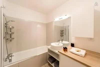 Salle de bains dans l'établissement All in Lyon | Cocon Part-Dieu avec balcon