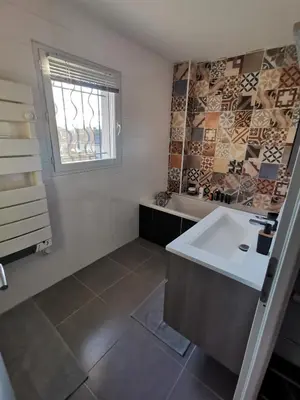 Salle de bains dans l'établissement Villa 8 personnes à proximité des bords de Saône