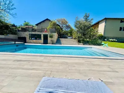 Piscine de l'établissement Le petit Chacel ou située à proximité