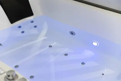 Salle de bains dans l'établissement LES BULLES DE MONA - Lola - Spa - Clim