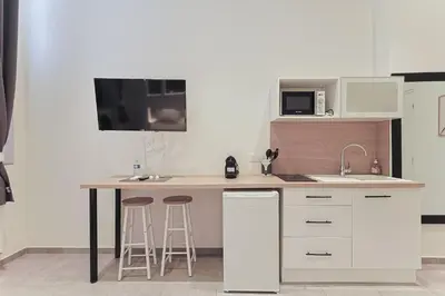 Cuisine ou kitchenette dans l'établissement LES BULLES DE MONA - Lola - Spa - Clim