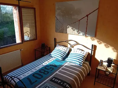 Un ou plusieurs lits dans un hébergement de l'établissement Grand Appartement avec cheminée dans maison, parking gratuit
