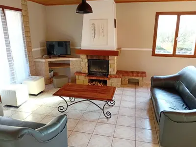Coin salon dans l'établissement Grand Appartement avec cheminée dans maison, parking gratuit