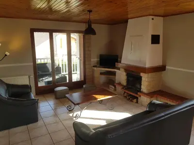 Télévision ou salle de divertissement dans l'établissement Grand Appartement avec cheminée dans maison, parking gratuit