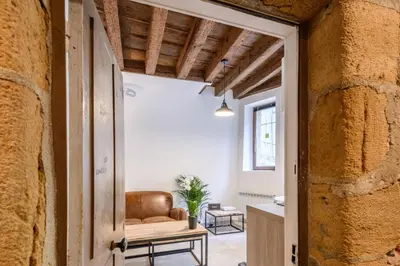 Coin salon dans l'établissement All in Lyon | Cocon authentique Vieux Lyon