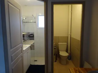 Salle de bains dans l'établissement Gîte 10 personnes maison entière