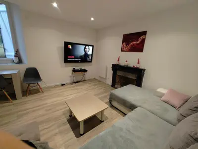 Télévision ou salle de divertissement dans l'établissement Gîte 10 personnes maison entière