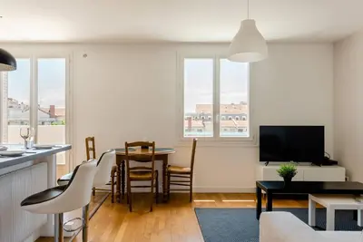 Télévision ou salle de divertissement dans l'établissement LET'S - 50 m² - T2 Part Dieu / centre - Wifi