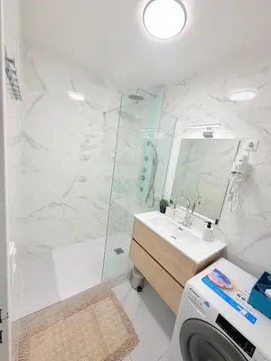 Salle de bains dans l'établissement Bel Appartement spacieux T4 avec 2 Parkings privée Gratuit