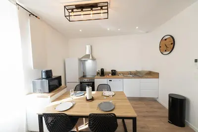 Cuisine ou kitchenette dans l'établissement KASA INDUS - Climatisation - Cosy et équipé