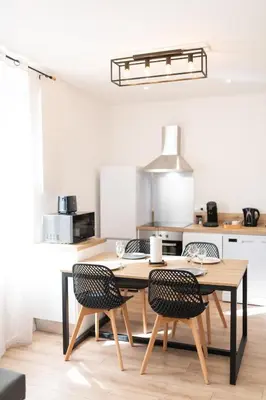 Cuisine ou kitchenette dans l'établissement KASA INDUS - Climatisation - Cosy et équipé