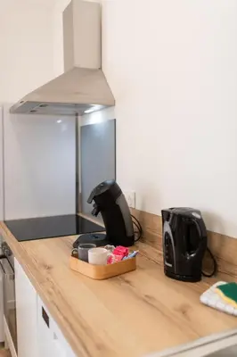 Cuisine ou kitchenette dans l'établissement KASA INDUS - Climatisation - Cosy et équipé