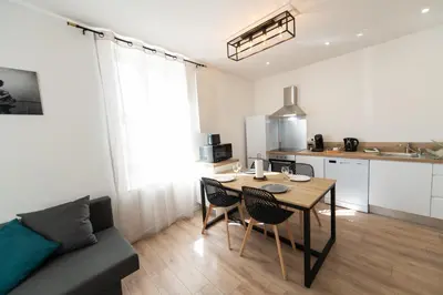 Cuisine ou kitchenette dans l'établissement KASA INDUS - Climatisation - Cosy et équipé