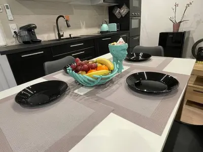 Cuisine ou kitchenette dans l'établissement Petit château