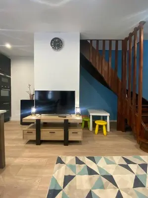 Télévision ou salle de divertissement dans l'établissement Petit château